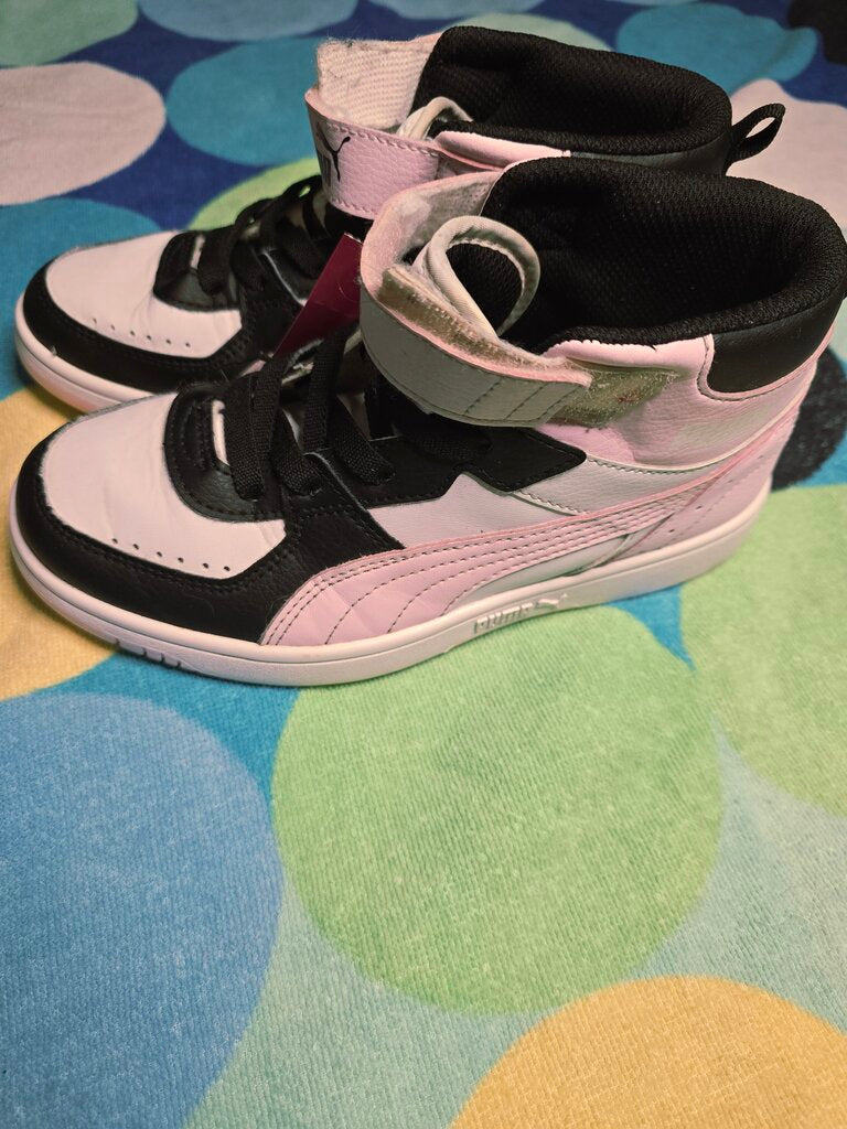 Size 3 Youth pink/blk Pumas