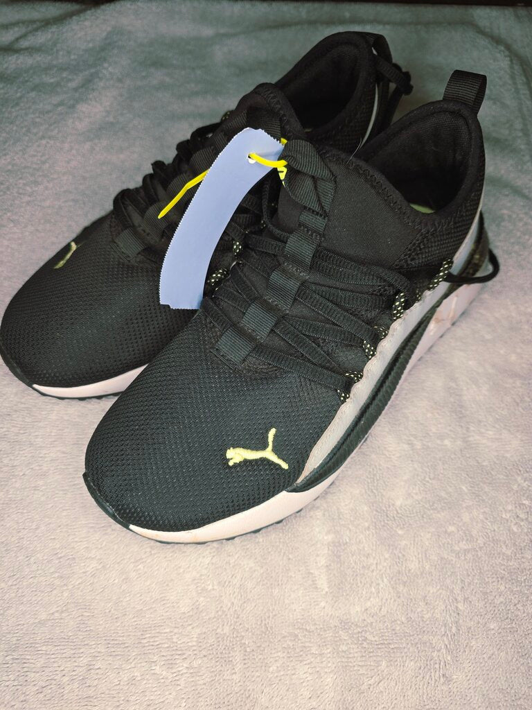 Size 3Y black Pumas