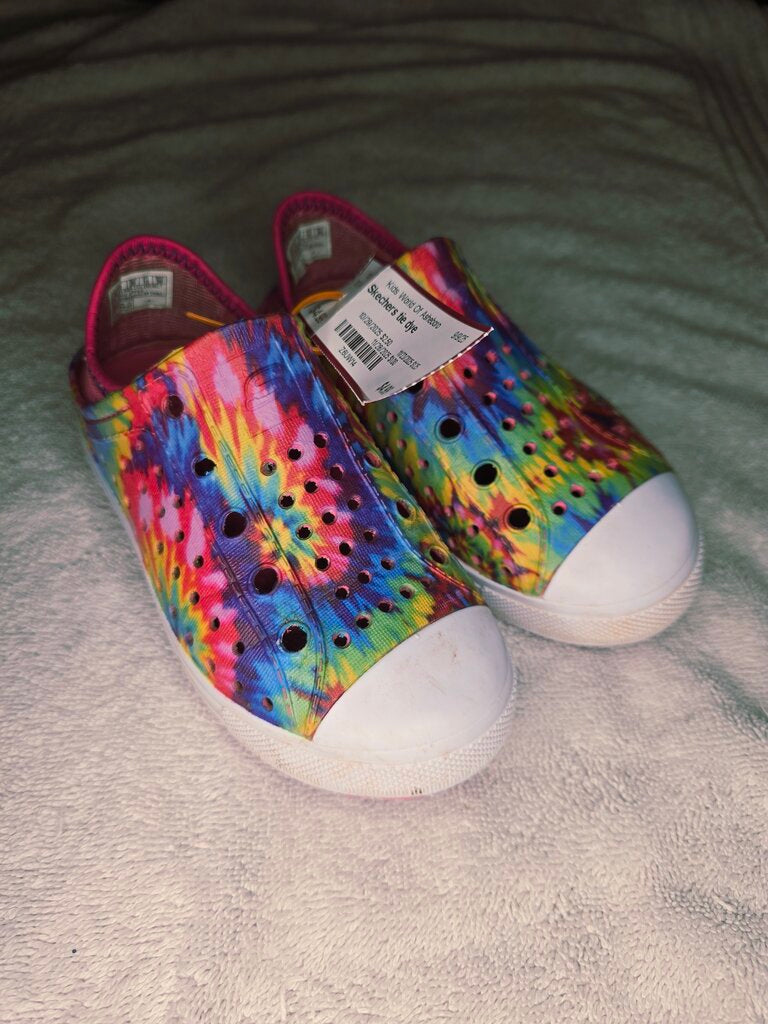 Size 10 tie dye Sketchers