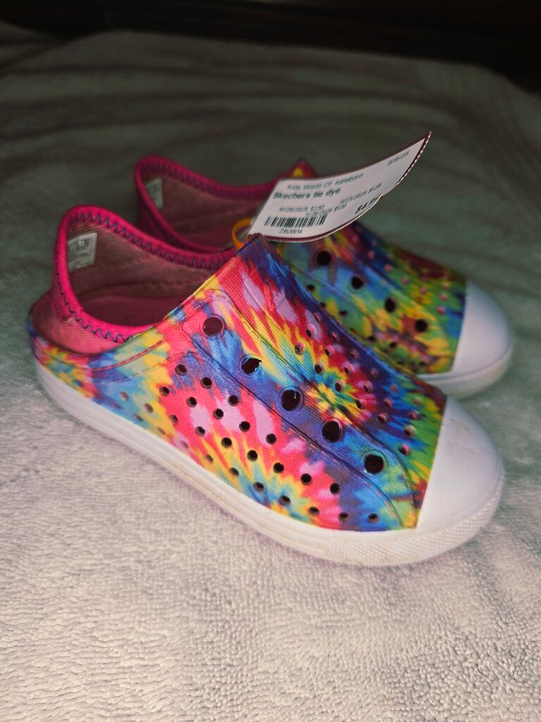 Size 10 tie dye Sketchers