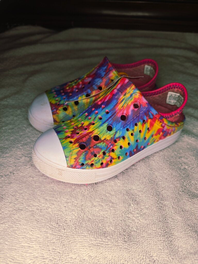Size 10 tie dye Sketchers