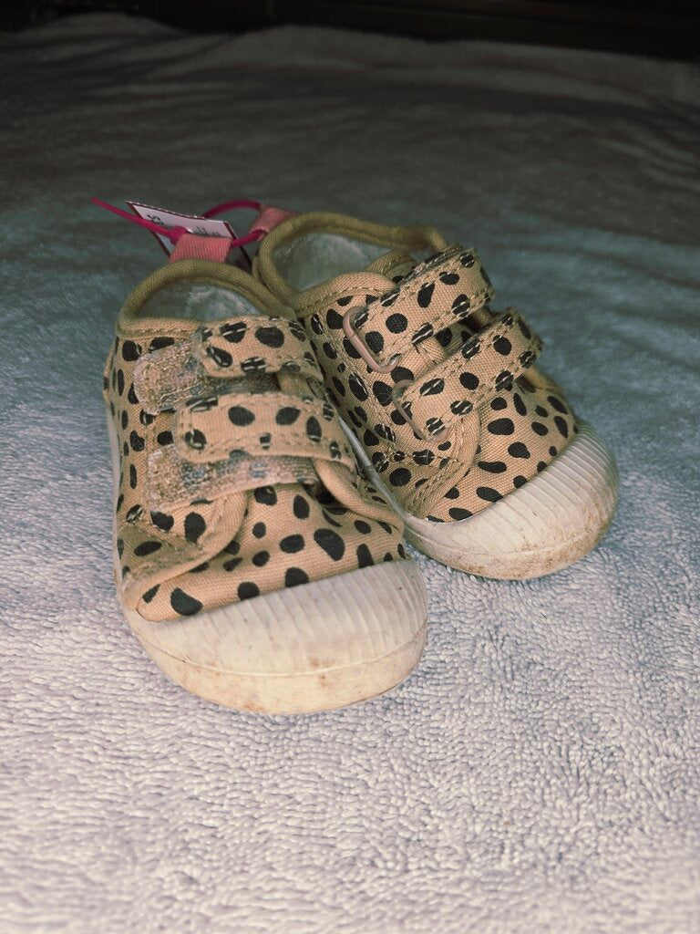 Size 4 spotted shoes Cat&Jack Clearance