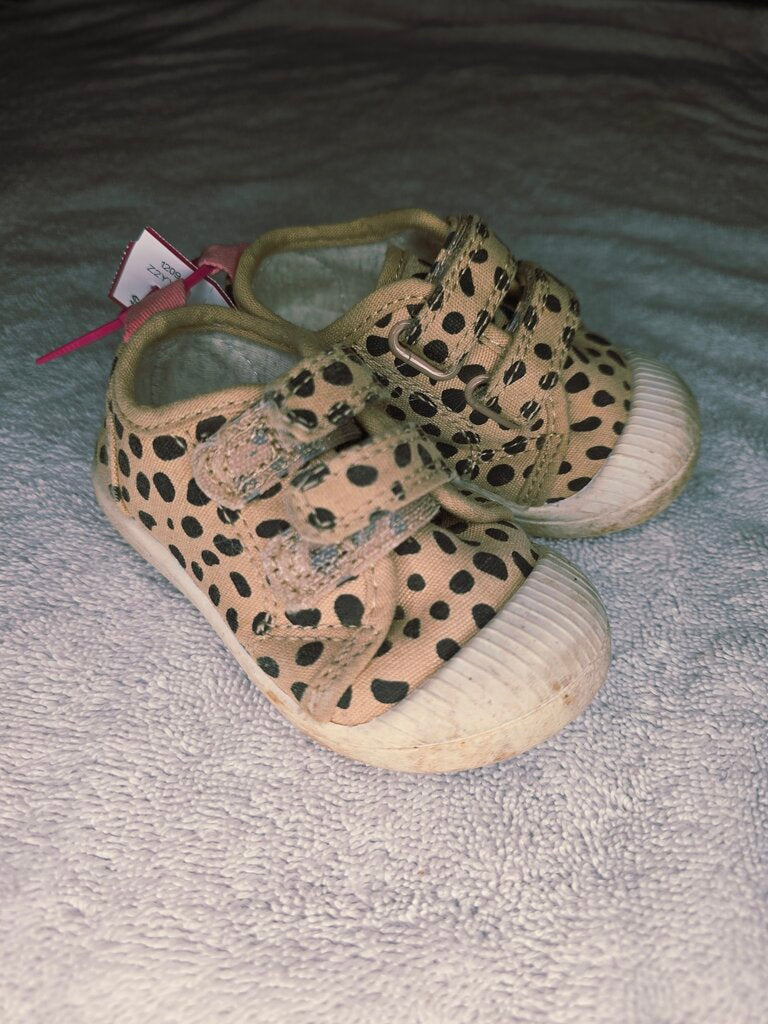 Size 4 spotted shoes Cat&Jack Clearance