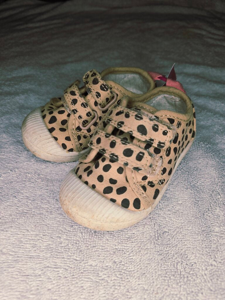 Size 4 spotted shoes Cat&Jack Clearance