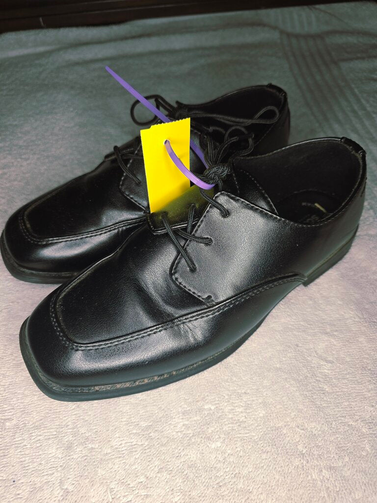 Size 4 youth blk dress shoes Sonoma