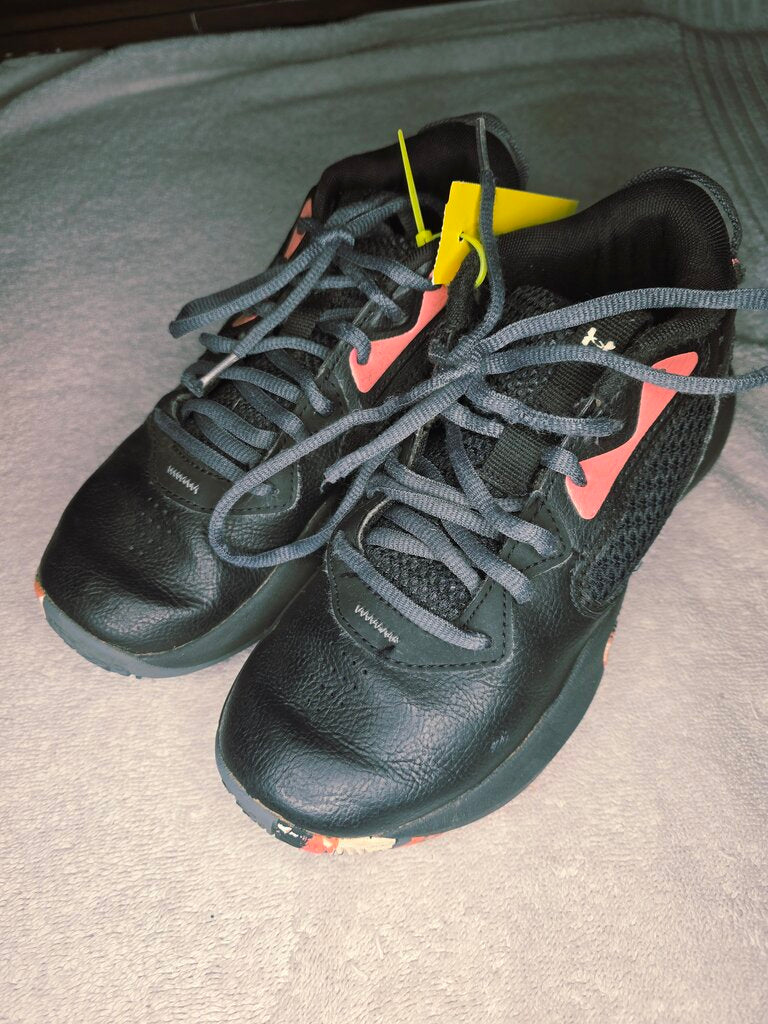 black tennis shoes size 3.5Y