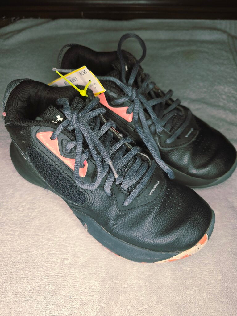 black tennis shoes size 3.5Y