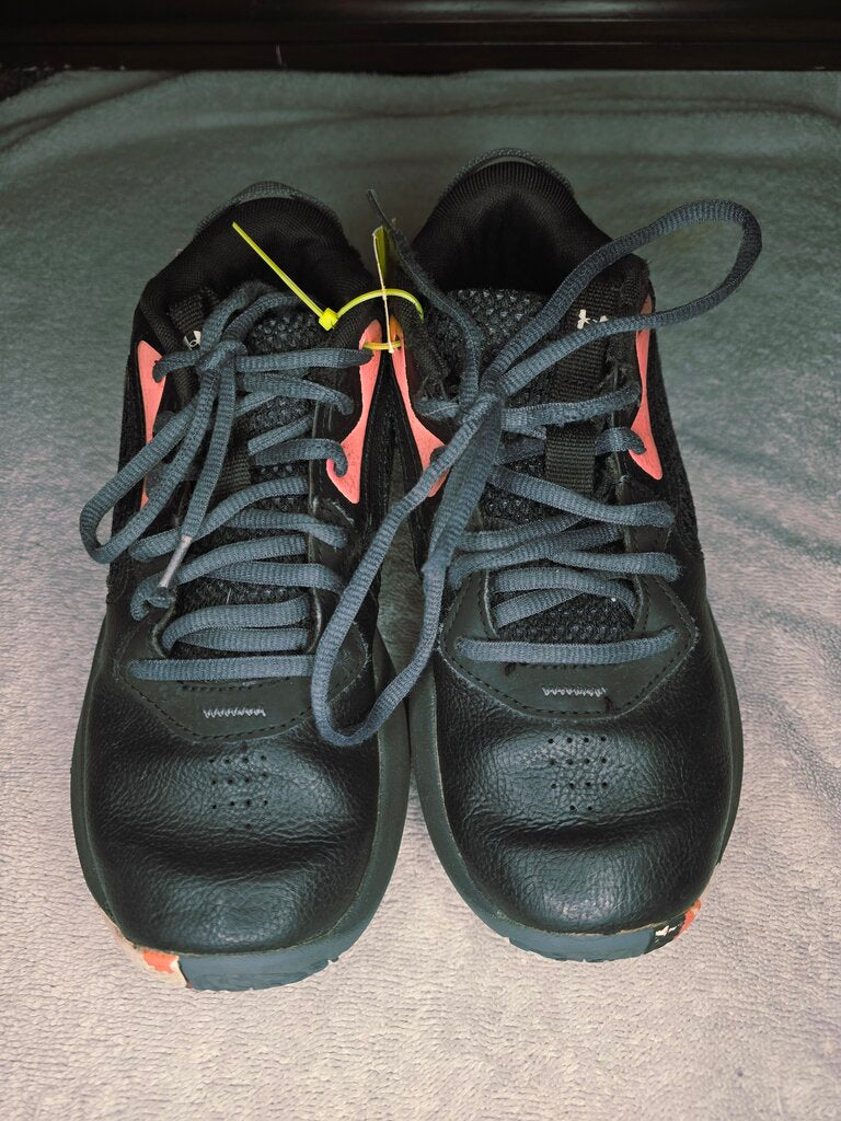 black tennis shoes size 3.5Y