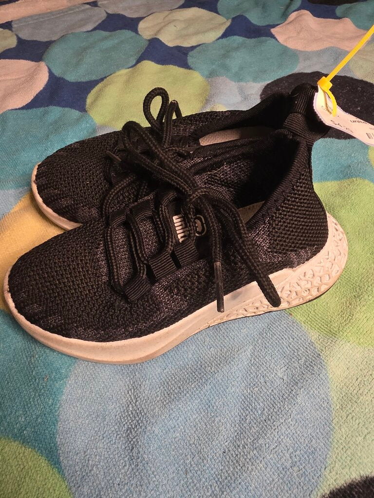 Size 8 Unltd black tennis shoes