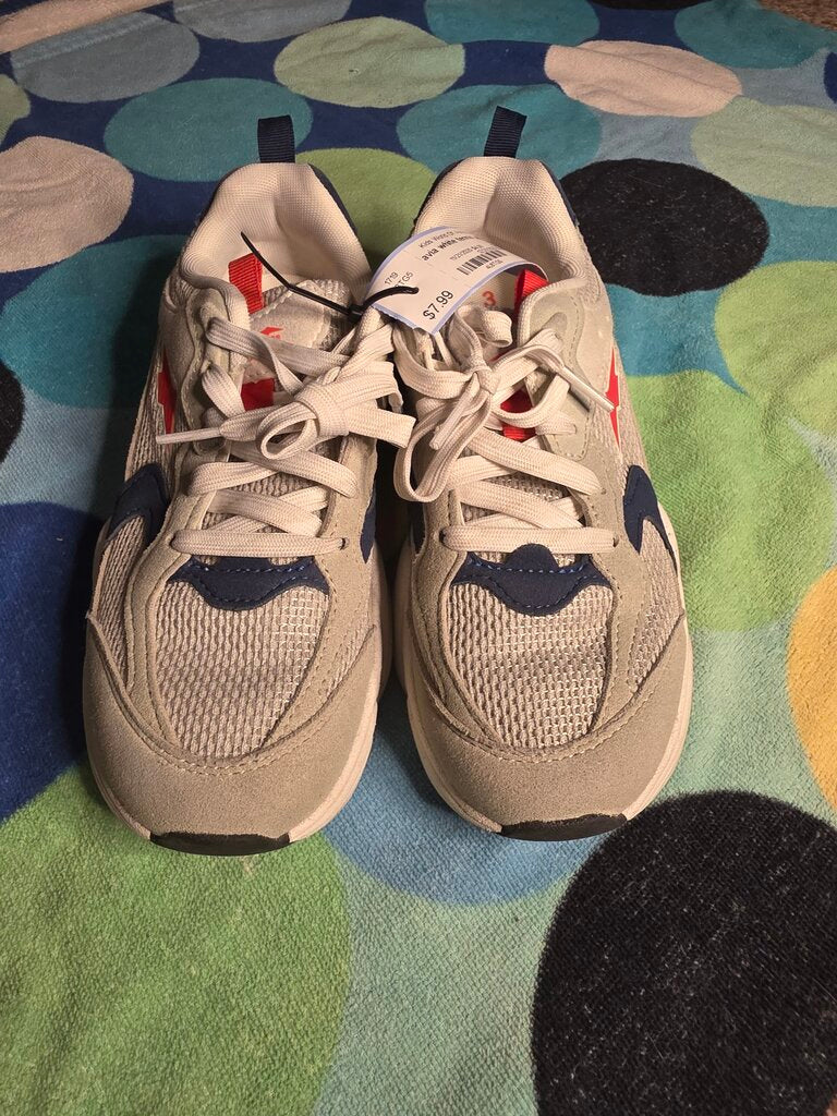 Size 3Y white tennis shoes Avia
