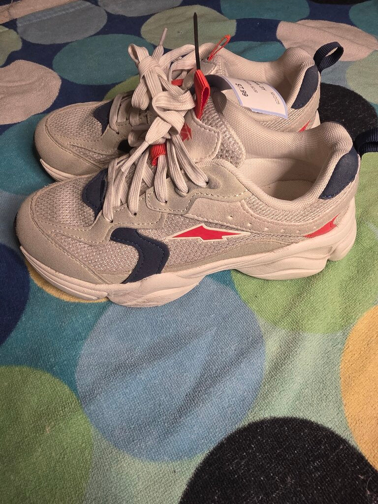 Size 3Y white tennis shoes Avia