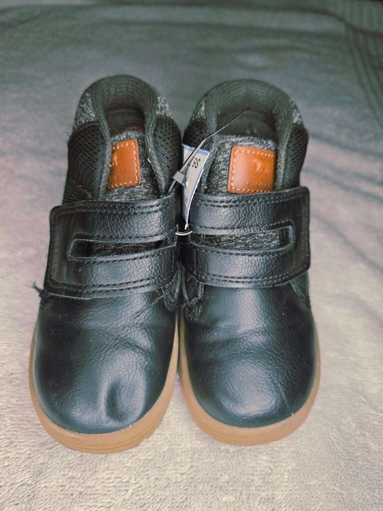 Size 7 blk boots Carters