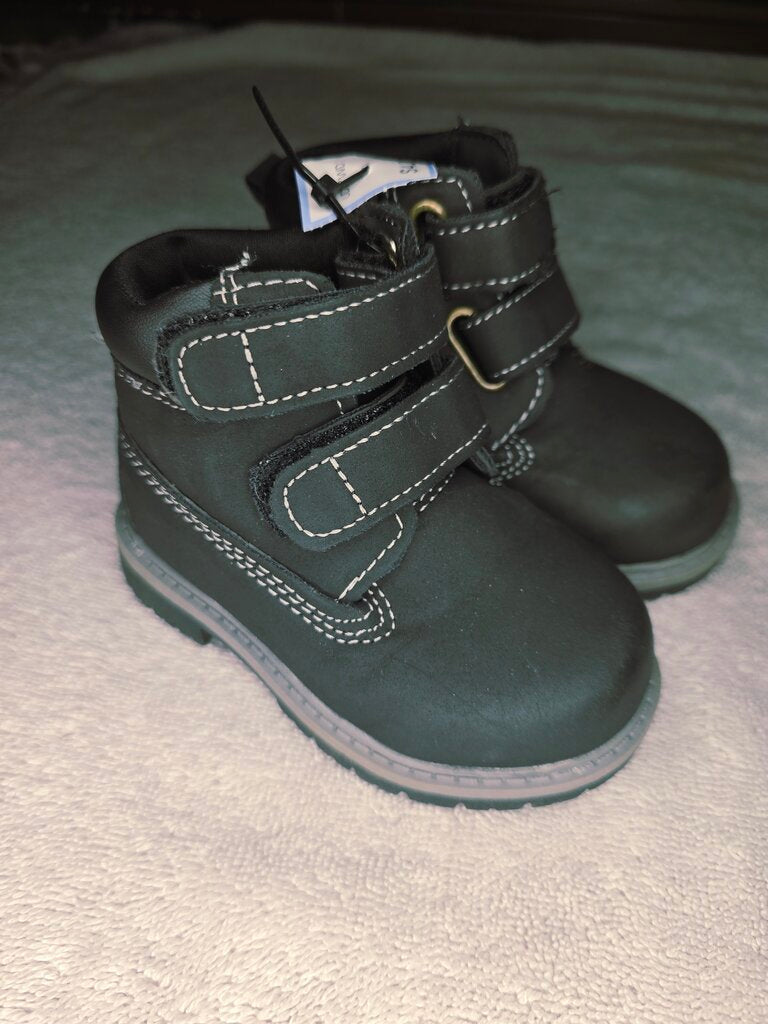 Size 4 black boots (like new)