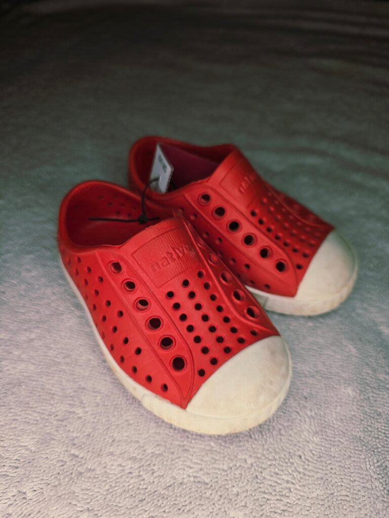 Size 5 red natives