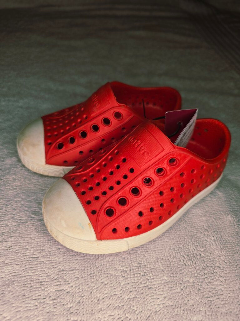Size 5 red natives
