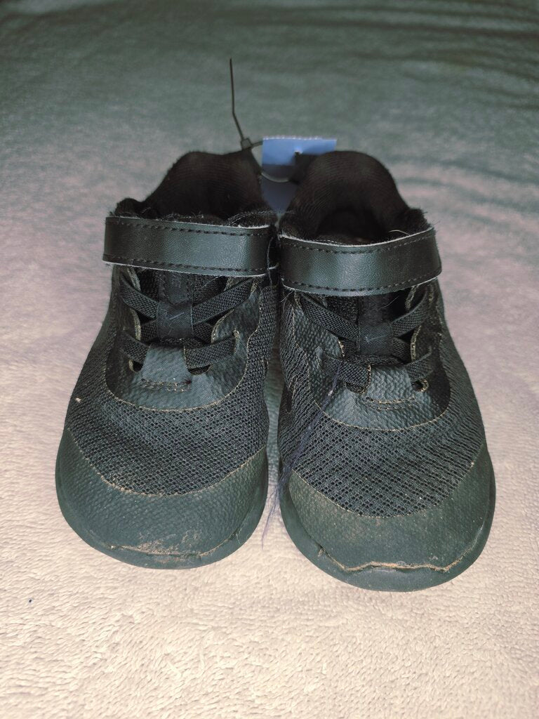 Size 7 Blk Revolution Nike