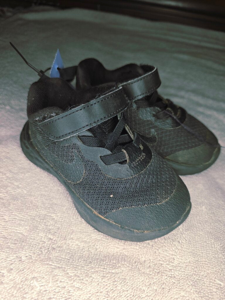 Size 7 Blk Revolution Nike