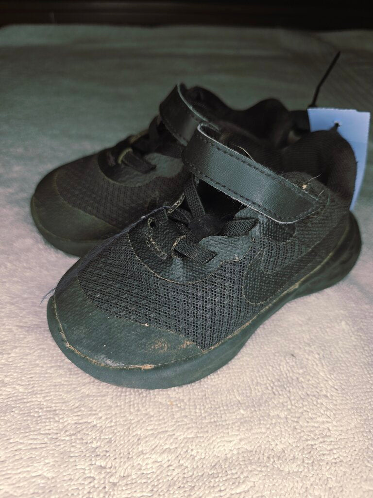 Size 7 Blk Revolution Nike