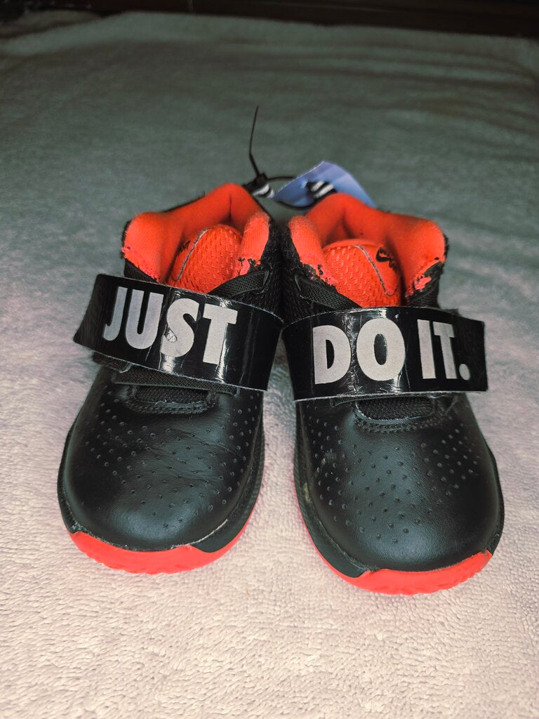 Size 7 blk/salmon just do it Nike