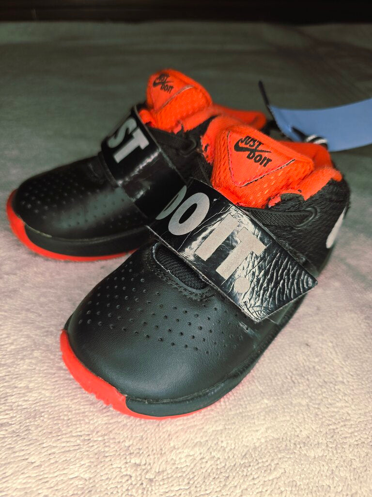 Size 7 blk/salmon just do it Nike