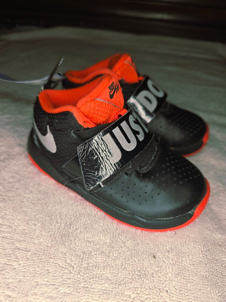 Size 7 blk/salmon just do it Nike
