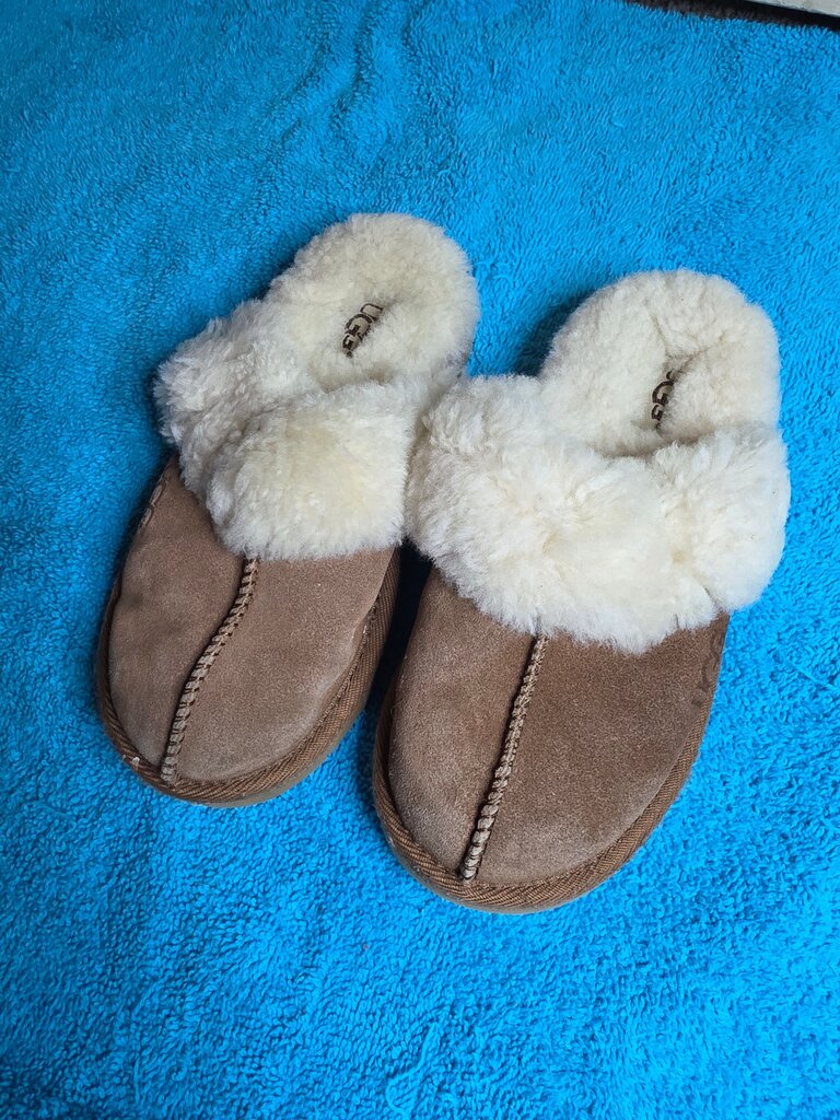 1Y UGG Slippers with Sheepskin Lining
