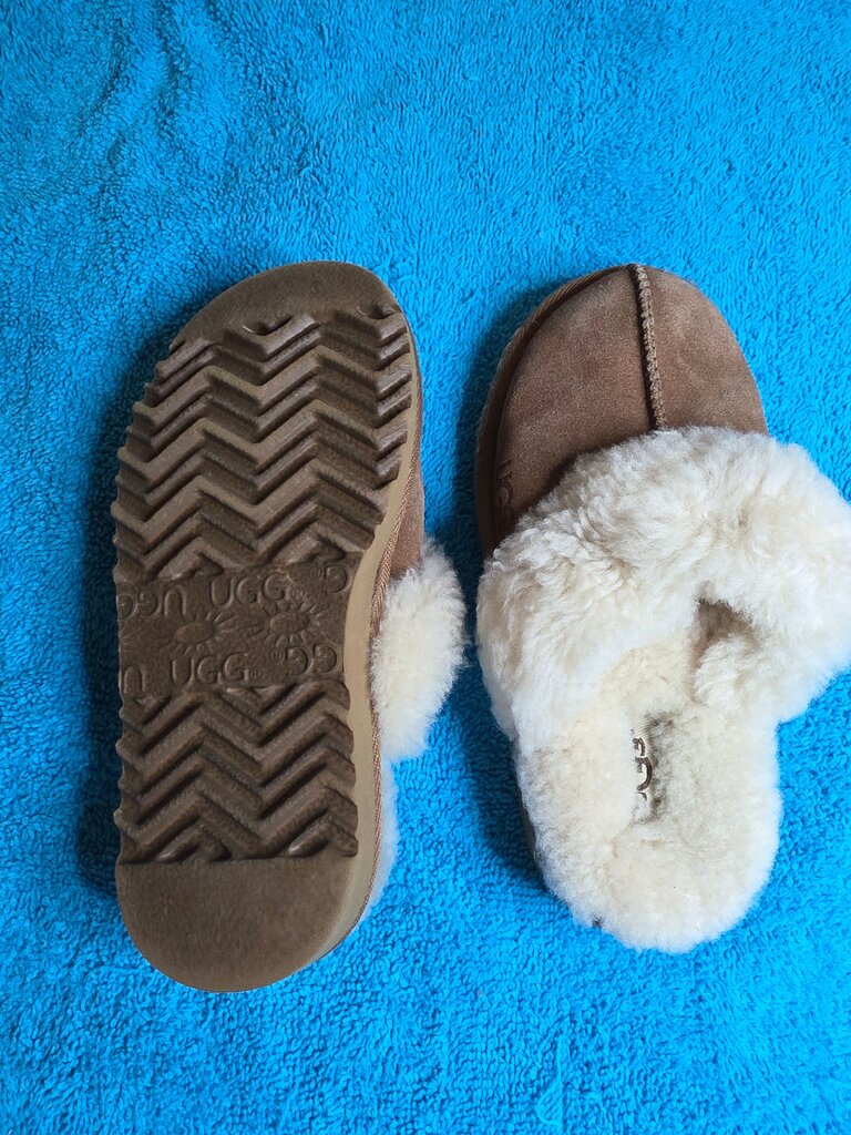 1Y UGG Slippers with Sheepskin Lining