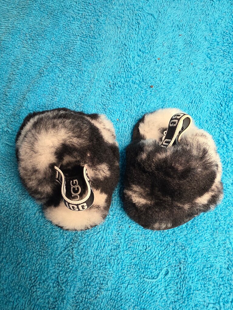0/1c UGG Fluffy Slippers LIKE NEW