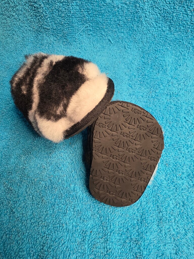 0/1c UGG Fluffy Slippers LIKE NEW