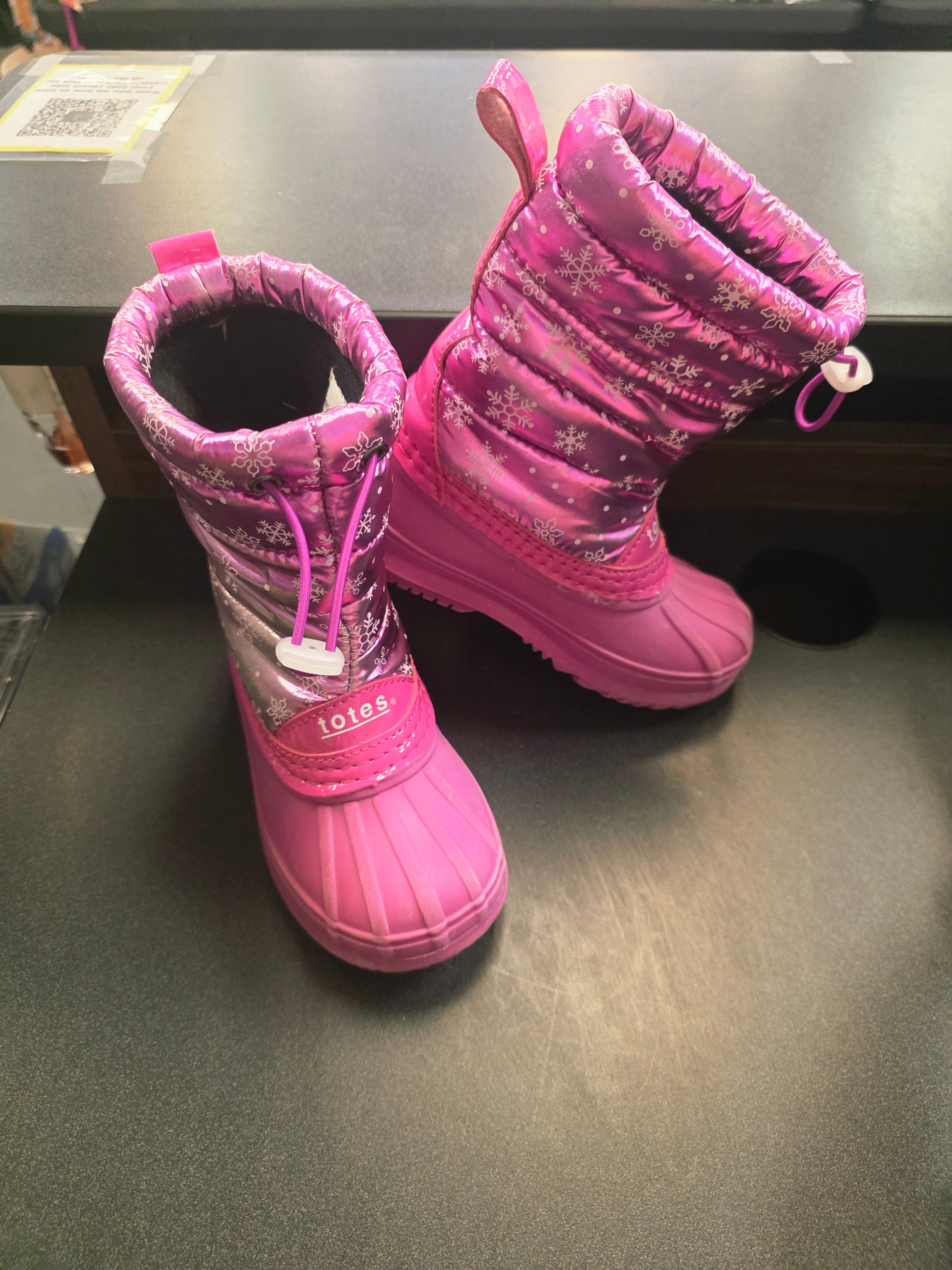 11 Pink Snow Boots Totes