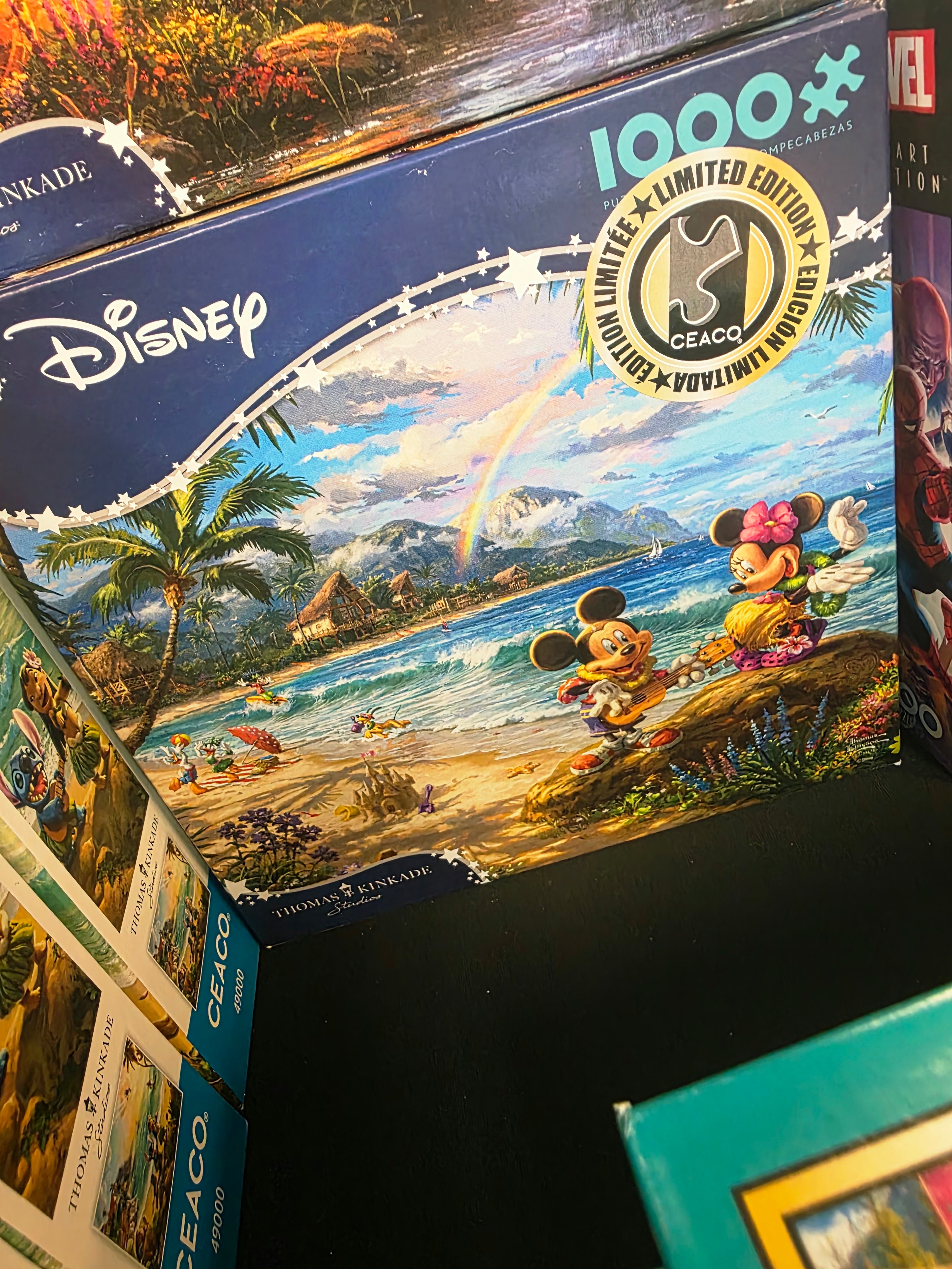 1000-piece jigsaw puzzle Ceaco Disney Dreams Collection Mickey and Minnie in Hawaii